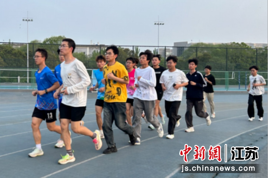 学生们在校园里运动。徐州工业职业技术学院供图