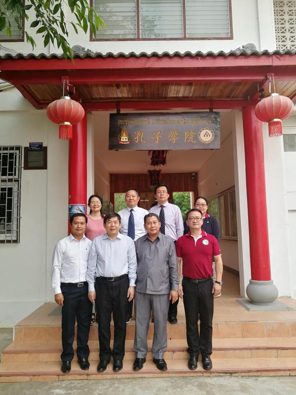 我校代表团与老挝苏哈努冯大学孔子学院负责人合影留念